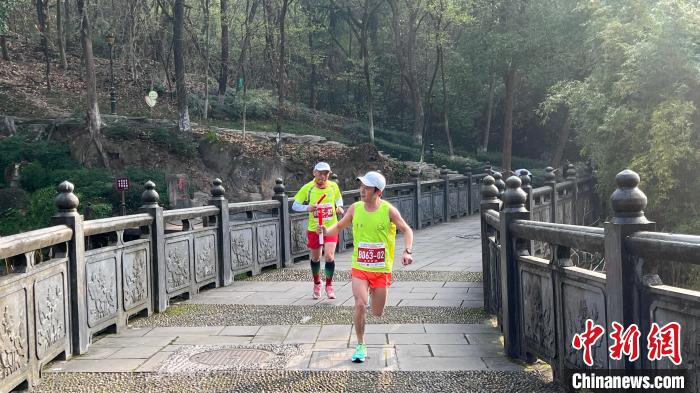 图为选手绕重庆华岩旅游风景区内的华岩湖一路奔跑。